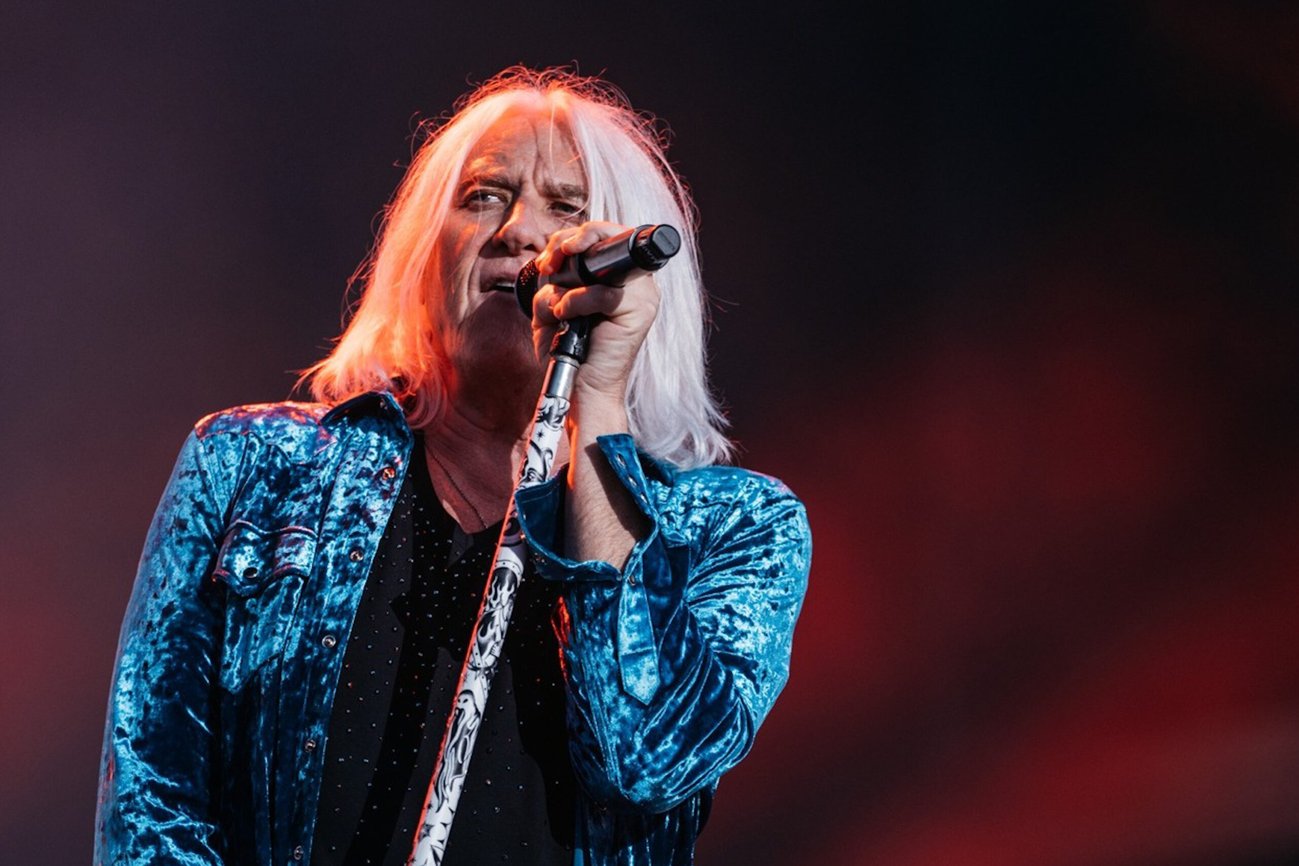 Joe Elliott reconoce que en Def Leppard son ‘rock stars’ solo en los escenarios