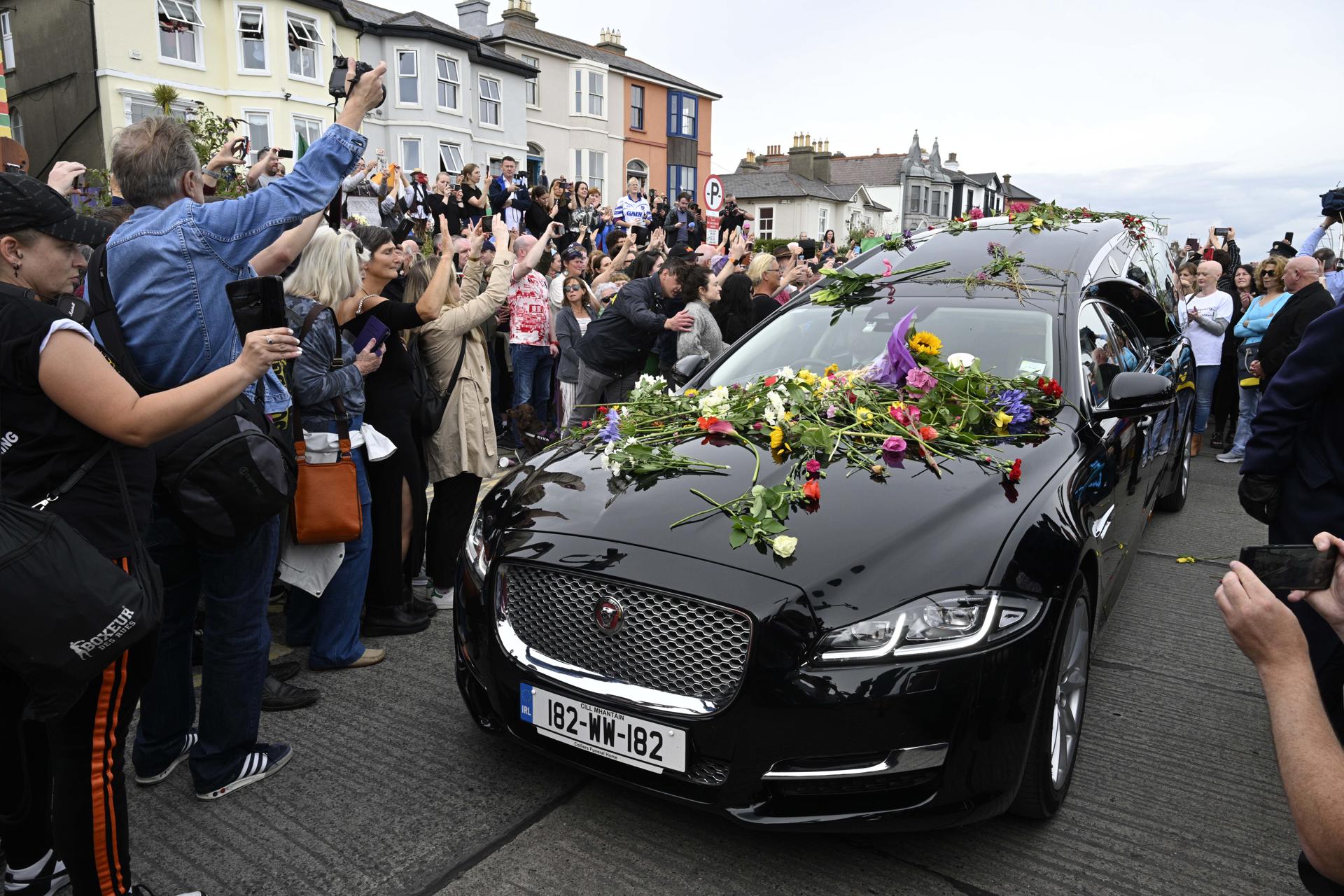 Irlanda despide a Sinéad O’Connor: dieron el último adiós en la localidad costera de Bray