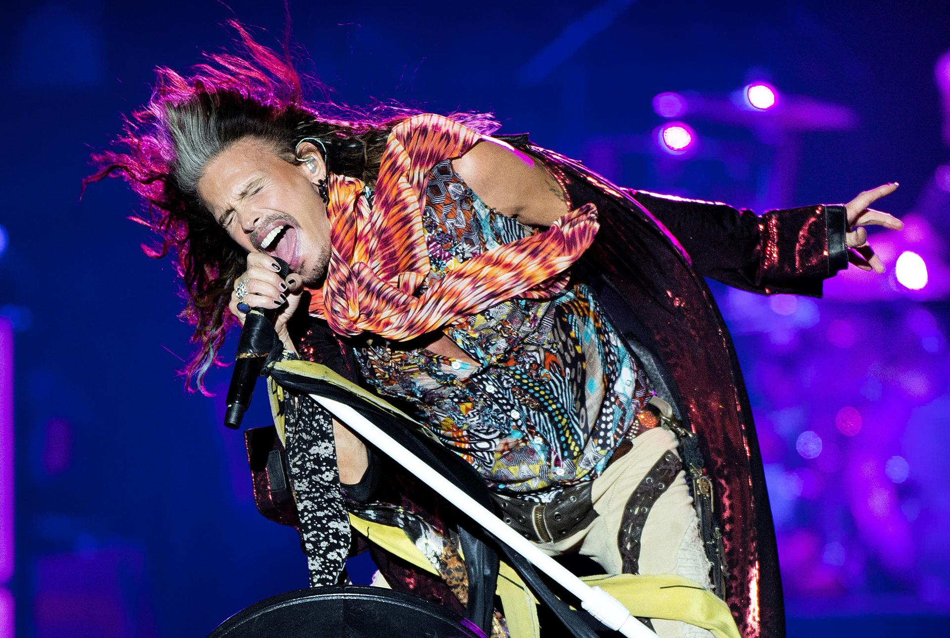 Steven Tyler pospone conciertos por daño en sus cuerdas vocales