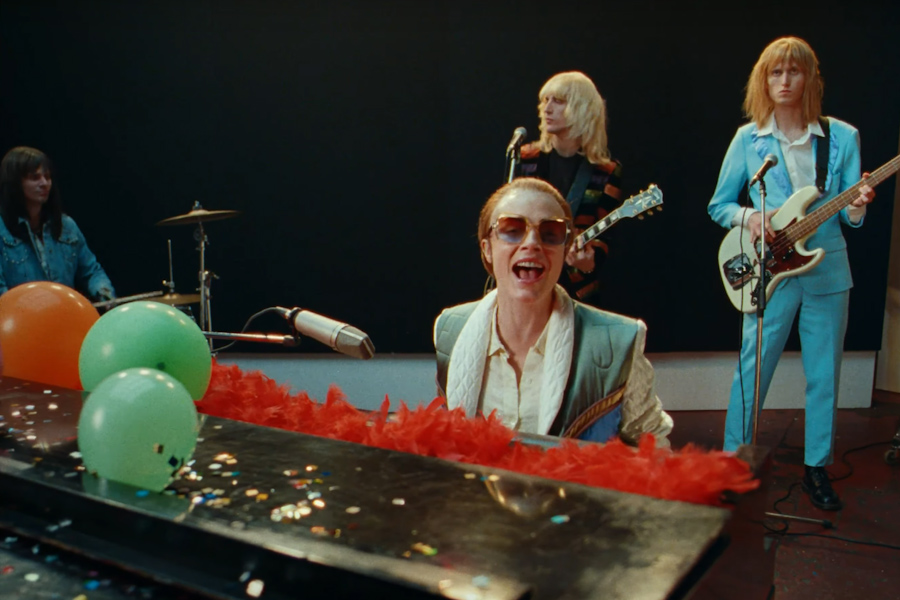 Cara Delevingne se transforma en Elton John para el video que revive el festivo “Step Into Christmas”