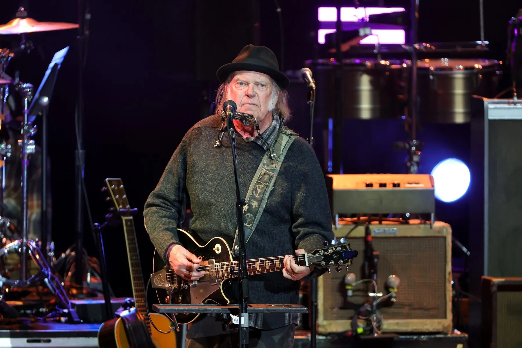 Neil Young regresó por sorpresa a los escenarios tras cancelar su gira 2026