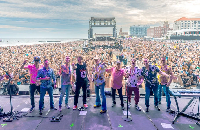 The Beach Boys vuelven a retrasar su gira de 2026